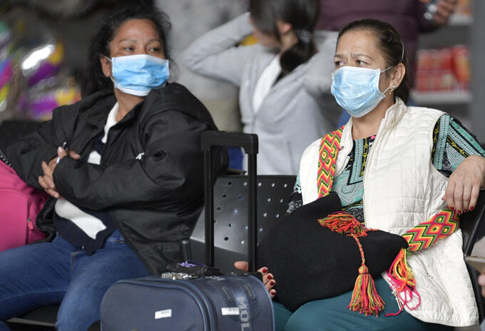 Ciudadanos toman medidas de prevención ante el coronavirus en Colombia.