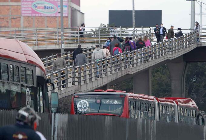 El puente peatonal de San Mateo estuvo muy concurrido de personas.