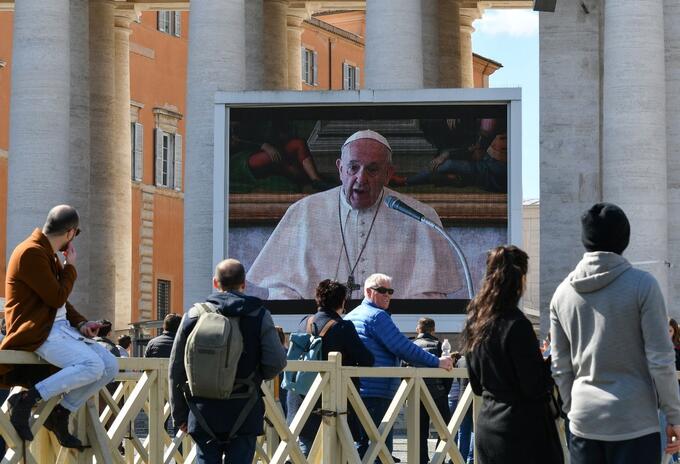 Seguidores del papa Francisco ven el streaming del Ángelus del papa Francisco Seguidores del papa Francisco ven el streaming del Ángelus del papa Francisco