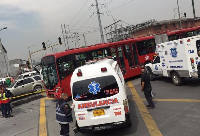 Choque de ambulancia con bus de Transmilenio