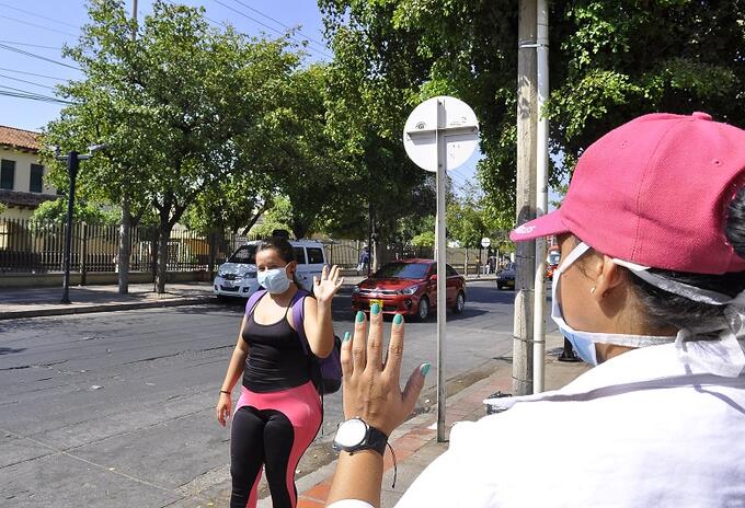 sin zapatos y lavado de mano obligatorio para entrar al barrio