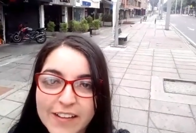 Mujer que insulta a la Policía