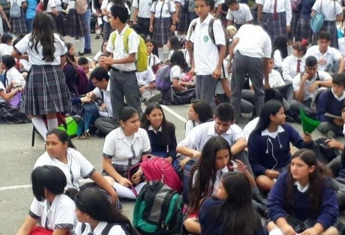 La Gerente del Hospital de Barbosa aseguró que el desmayo de 80 niños en un colegio de Cite, en Barbosa, se produjo por 'pánico colectivo'.