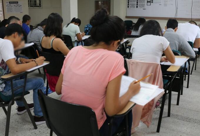 Estudiantes presentando las Pruebas Saber Estudiantes presentando las Pruebas Saber