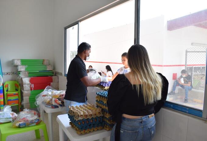 Entrega de raciones a menores aislados por el coronavirus