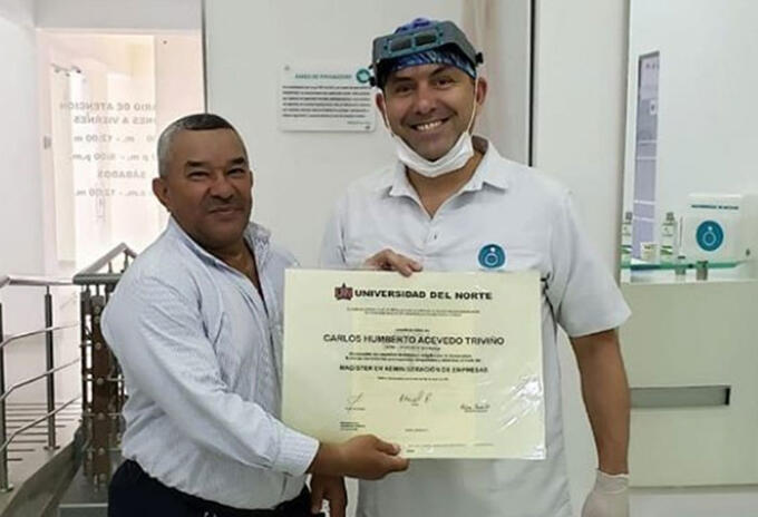 El señor Guillo entregó los diplomas con una sonrisa.