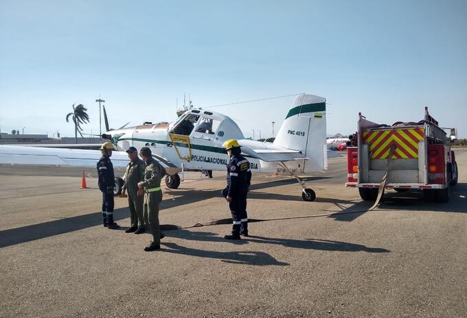 veinte hombres del cuerpo de bomberos y defensa civil apoyan la emergencia