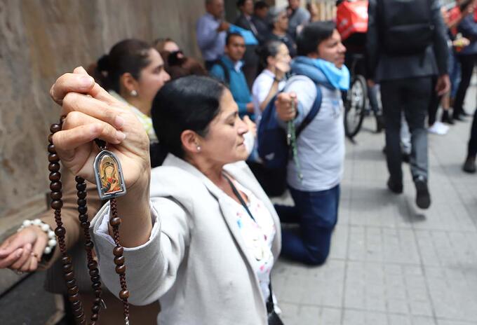 Plantón contra el aborto La ley en Colombia autoriza el aborto por tres causales: si la vida de la madre está en riesgo; si el feto tiene una malformación genética o si el embarazo es resultado de una violación.