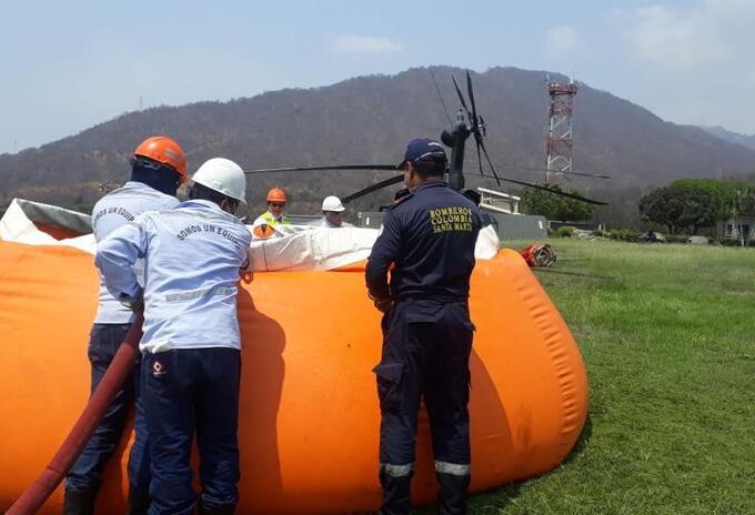 Con apoyo helicoportado se trata de disipar el incendio sobre la Sierra Nevada de Santa Marta
