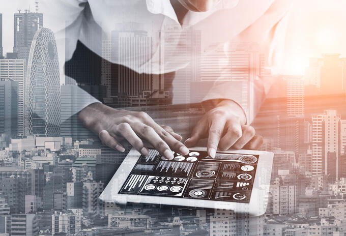 En medio de la pandemia, mucho se ha hablado de los emprendimientos digitales. Mujer usa plataforma digital en su tablet