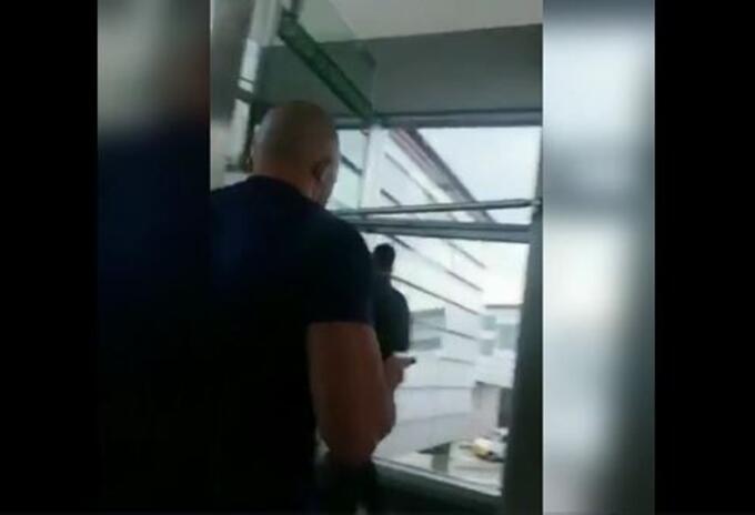 MÉDICO LE TOSIÓ EN LA CARA A EMPLEADA DE AEROLÍNEA