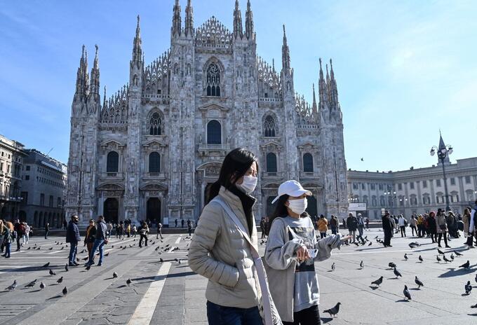 Milán, Italia: Mujeres usan máscaras por el coronavirus