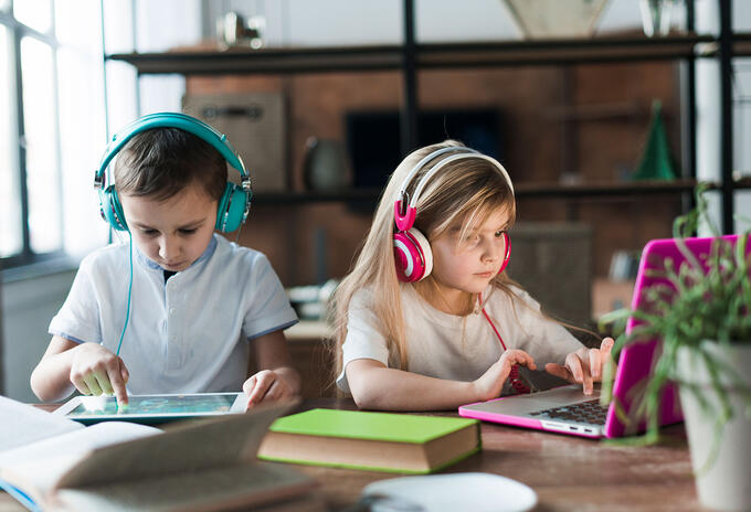 Niños estudiando online
