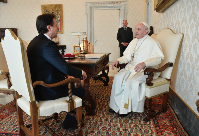Papa Francísco con primer ministro de Italia, Giuseppe Conte.