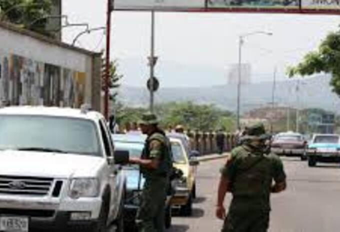 varias personas que intentaron cruzar muy temprano la frontera, quedaron retenidas en los controles