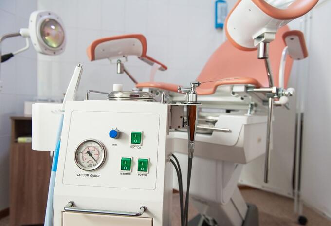Silla ginecológica en centro médico