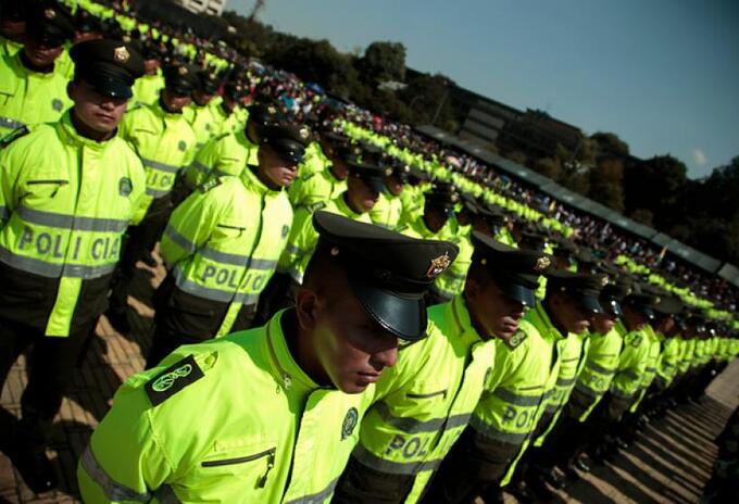 Un equipo de Policía vigila que las personas con coronavirus en Medellín cumplan con el aislamiento