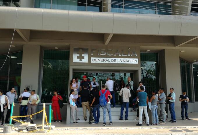 Los fiscales protestaron en la entrada de la Fiscalía.