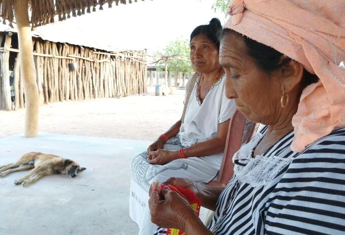 Mujeres wayuu tejiendo sus mochilas