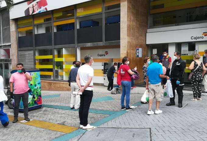 Largas filas en bancos de Ibagué
