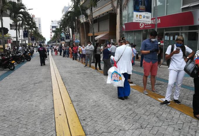 Largas filas en bancos de Ibagué