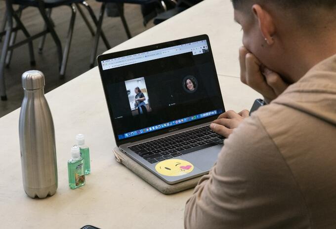 Usuario mantiene una videoconferencia