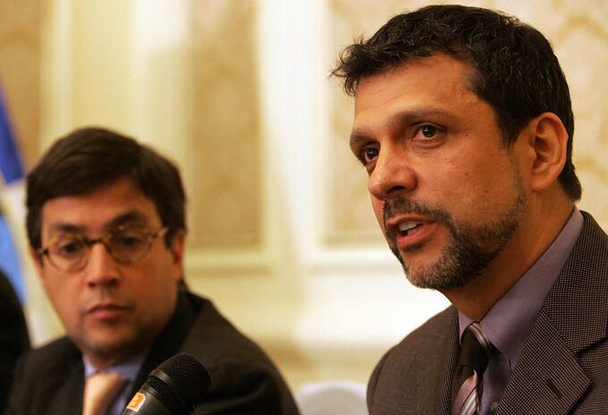 Orlando Ayala (der.) aparece en 2007 junto al presidente del Banco Interamericano de Desarrollo (BID), Luis Alberto Moreno.