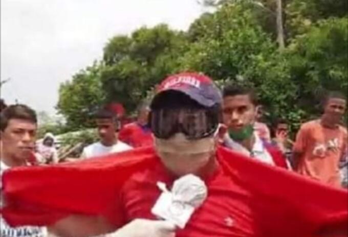 Alcalde vestido de Superhéroe rojo invita a los ciudadanos a cuidarse y pidiendo ayudas al departamento