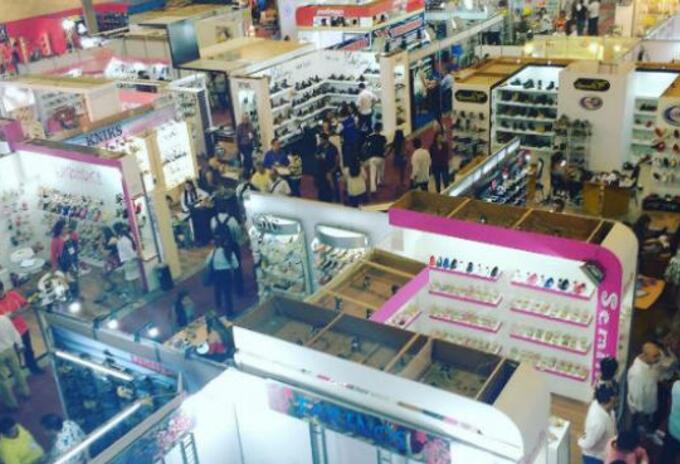 Un total de 45 mil comerciantes de calzado cambian calzado por productos de la canasta familiar.