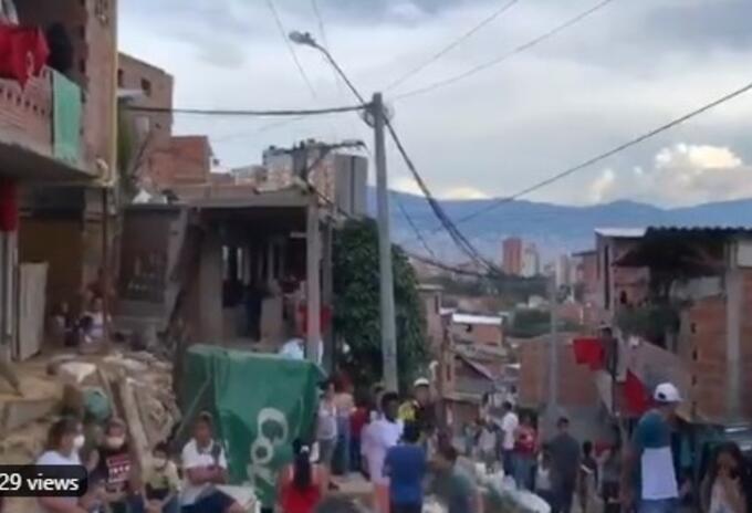 Banderines rojos en las fachadas de casas en la comuna 13 de Medellín.