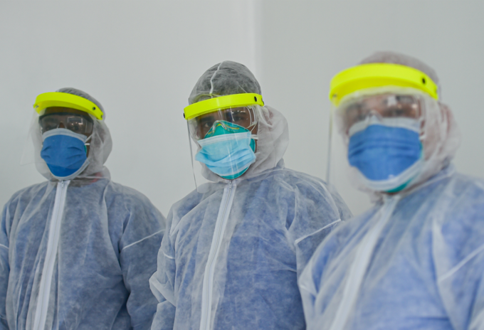 Personal de salud en Colombia atiende casos de coronavirus.