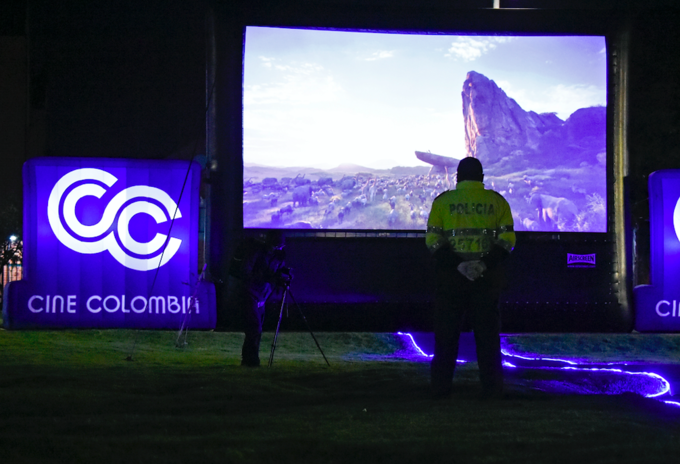 Pantalla Gigante Recorre Bogota Para Llevar El Cine A Los Balcones Rcn Radio