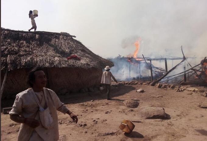 Casas ceremoniales indígenas consumidas por las llamas
