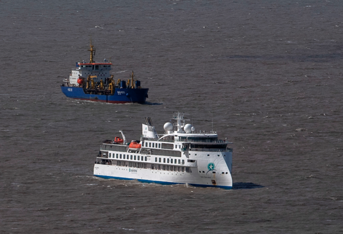 Crucero Greg Mortimer fondeando en Uruguay