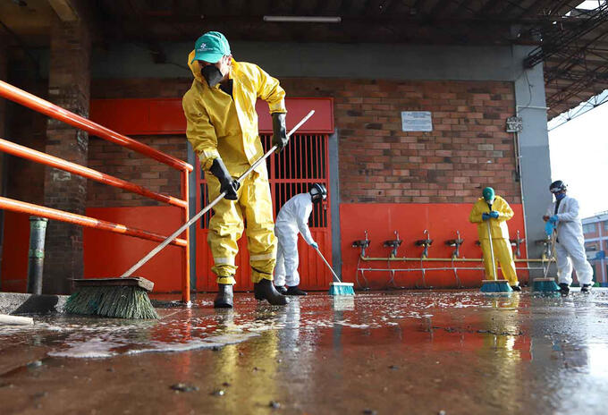 Así fue el proceso de desinfección de Corabastos en Bogotá en medio de la amenaza del coronavirus.