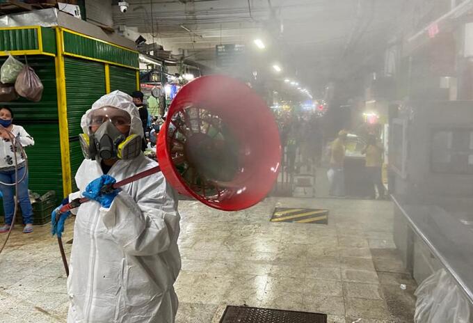 Labores de desinfección de la Plaza Minorista de Medellín.