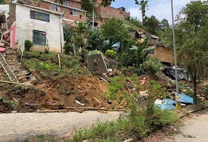 17 familias en Floridablanca y 100 más en Girón deben ser evacuadas para evitar emergencia por el deslizamiento de un talud.