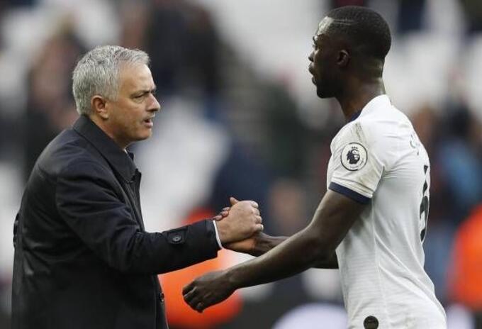 Mourinho y Dávinson Sánchez