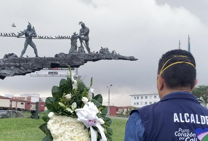 Diferentes autoridades del municipio asistieron al homenaje en honor a los médicos fallecidos.