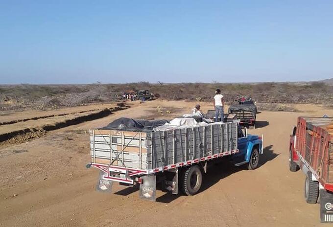 Los camiones cargados con alimentos completan 24 horas de recorrido y aún no llegan a su destino