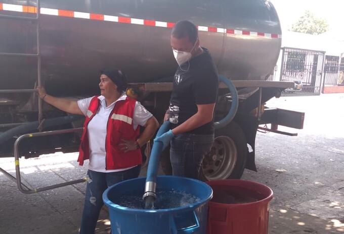 operarios adelantan trabajos de limpieza en la bocatoma del acueducto