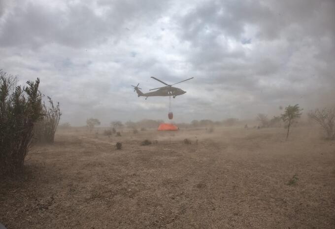Helicóptero de la fuerza aérea trabaja en la zona de la emergencia