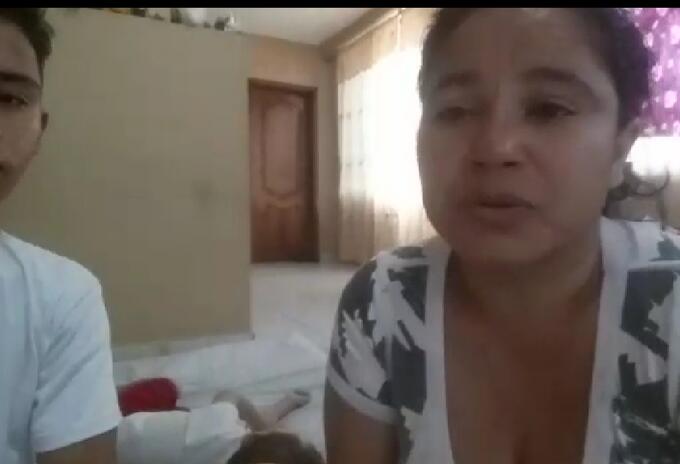 Esta mujer fue engañada por extorsionistas y ahora se encuentra abandonada en Ecuador con sus dos hijos