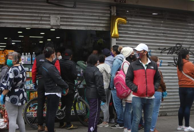 Largas filas en Soacha por toque de queda