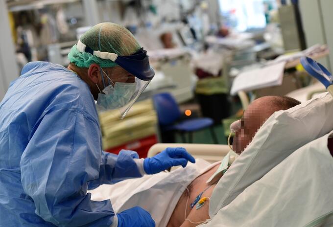 Médicos atendiendo a pacientes con coronavirus