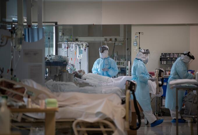 Médicos que atienden a contagiados de coronavirus