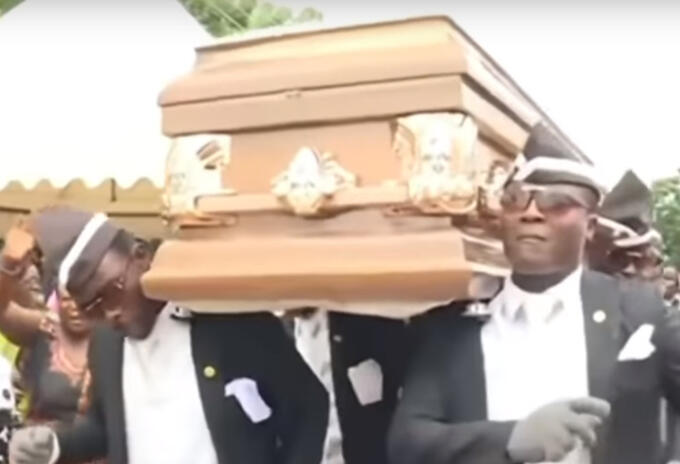 Memes, africanos bailando con el ataúd