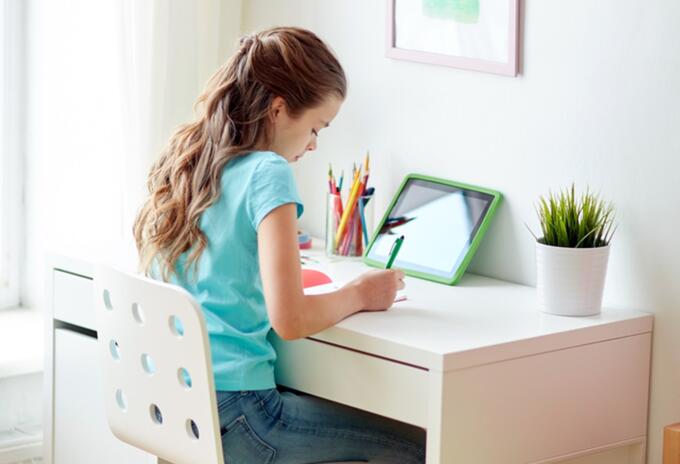 Niña en estudio en casa Niña en estudio en casa