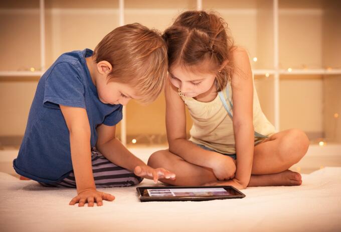 Niños colegios en educación virtual