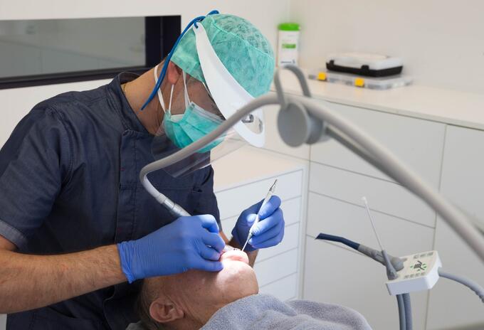 Odontólogos atendiendo pacientes en medio de coronavirus